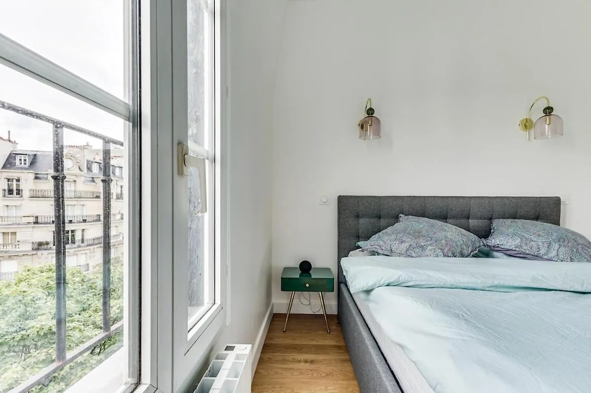 Intemporel Paris 0*,