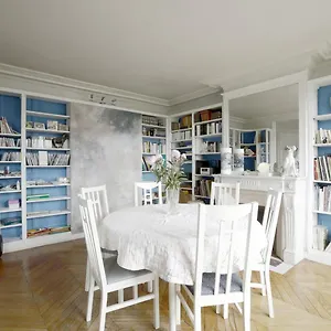 Spacious With 3 Bedrooms - Tour Eiffel Apartment